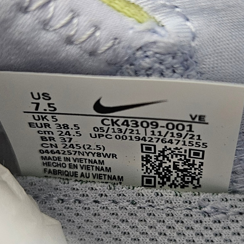 Nike Women's Light Gray/Neon Orange Athletic Running Shoes - Picture 8 of 9